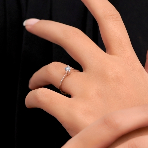 0.10 Karat GH SI Tektaş Pırlanta Yüzük